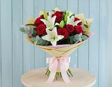Букет цветов из:  Лилии и Розы в Ачинск