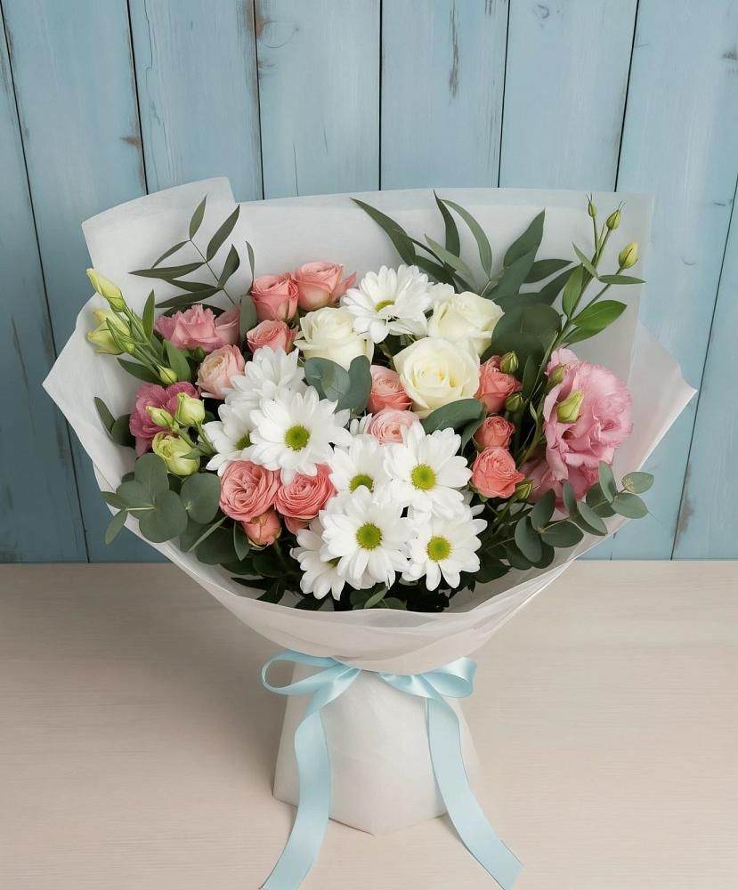 Букет цветов из: Розы, Лизиантусы и Хризантемы в Ачинск