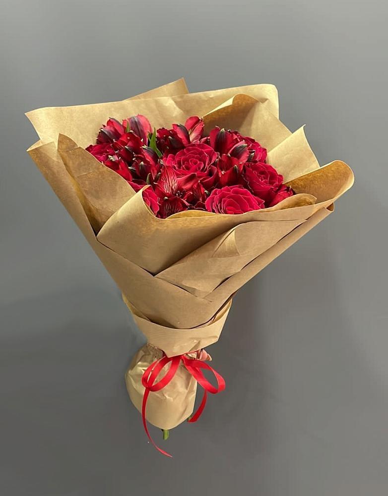 Букет цветов из: Альстромерии и Розы в Ачинск