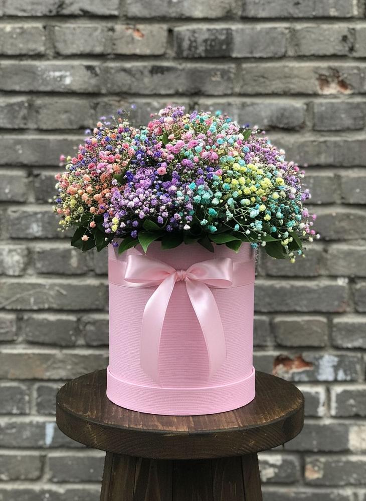 Цветочная композиция из Гипсофила и Розы в шляпной коробке в Ачинск