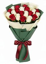 Микс из красных и белых роз в Ачинск Букет Микс из красных и белых роз в Ачинск