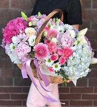 Цветочная композиция из Розы, Хризантемы, Пионы и Лизиантусы в корзине в Ачинск