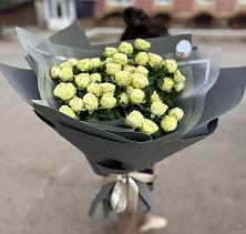 Букет Белые кустовые розы Солинеро в Ачинск