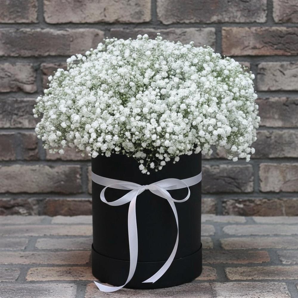 Цветочная композиция из Гипсофила в шляпной коробке в Ачинск