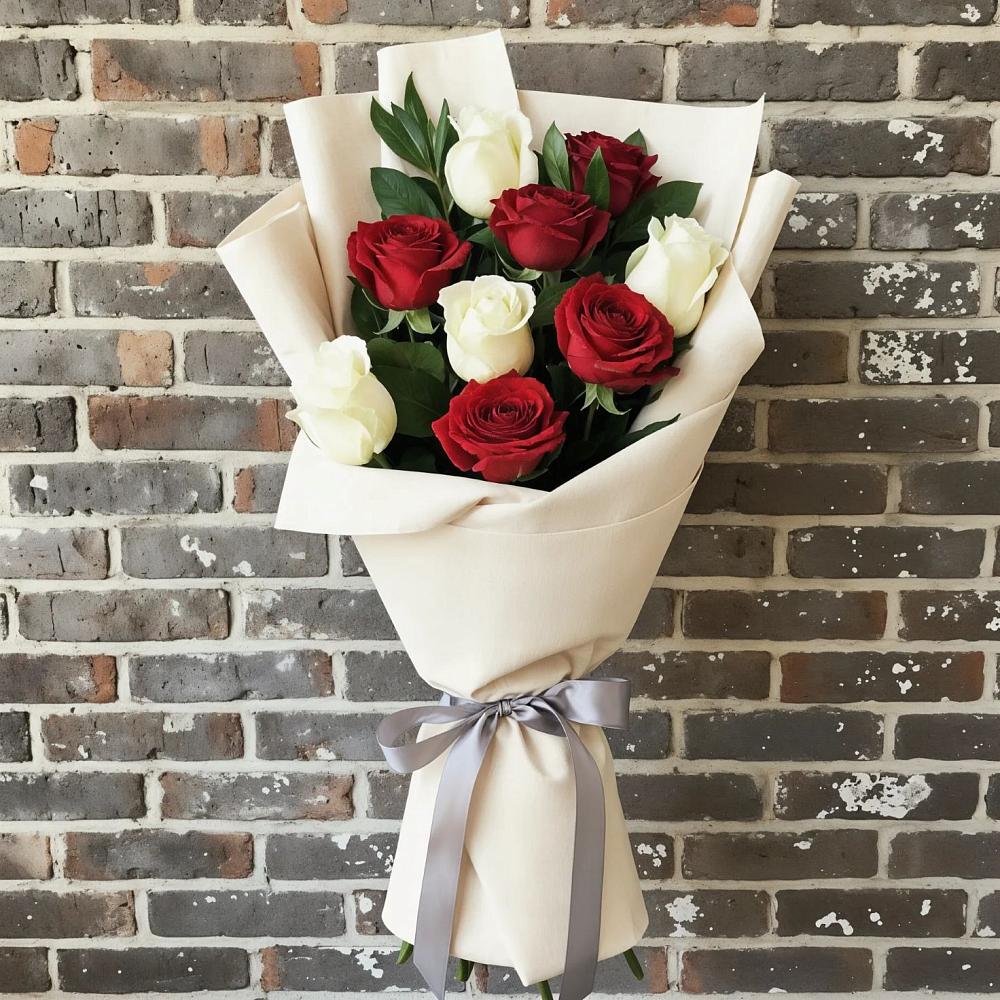 Букет красно-белые розы в Ачинск Букет цветов из: Розы в Ачинск