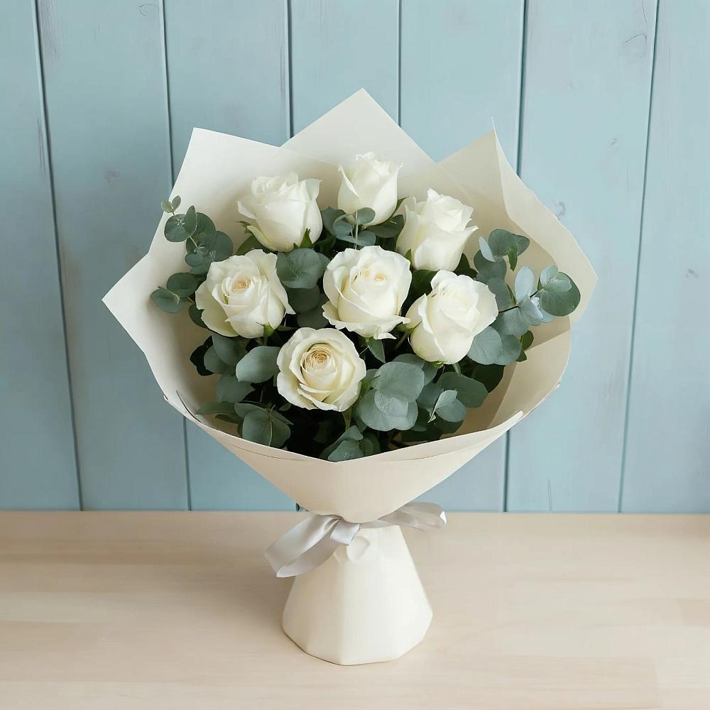 Букет Белые розы в Эвкалипте в Ачинск