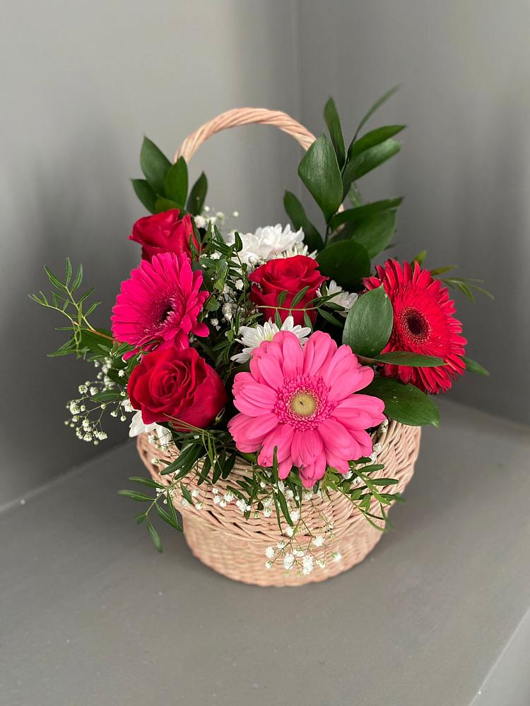 Цветочная композиция из Розы, Хризантемы и Герберы в корзине в Ачинск
