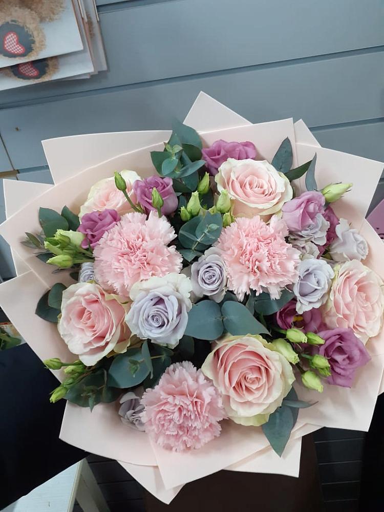 Букет цветов из: Розы, Гвоздики и Лизиантусы в Ачинск