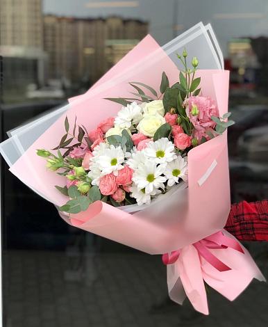 Букет цветов из: Розы, Лизиантусы и Хризантемы в Ачинск