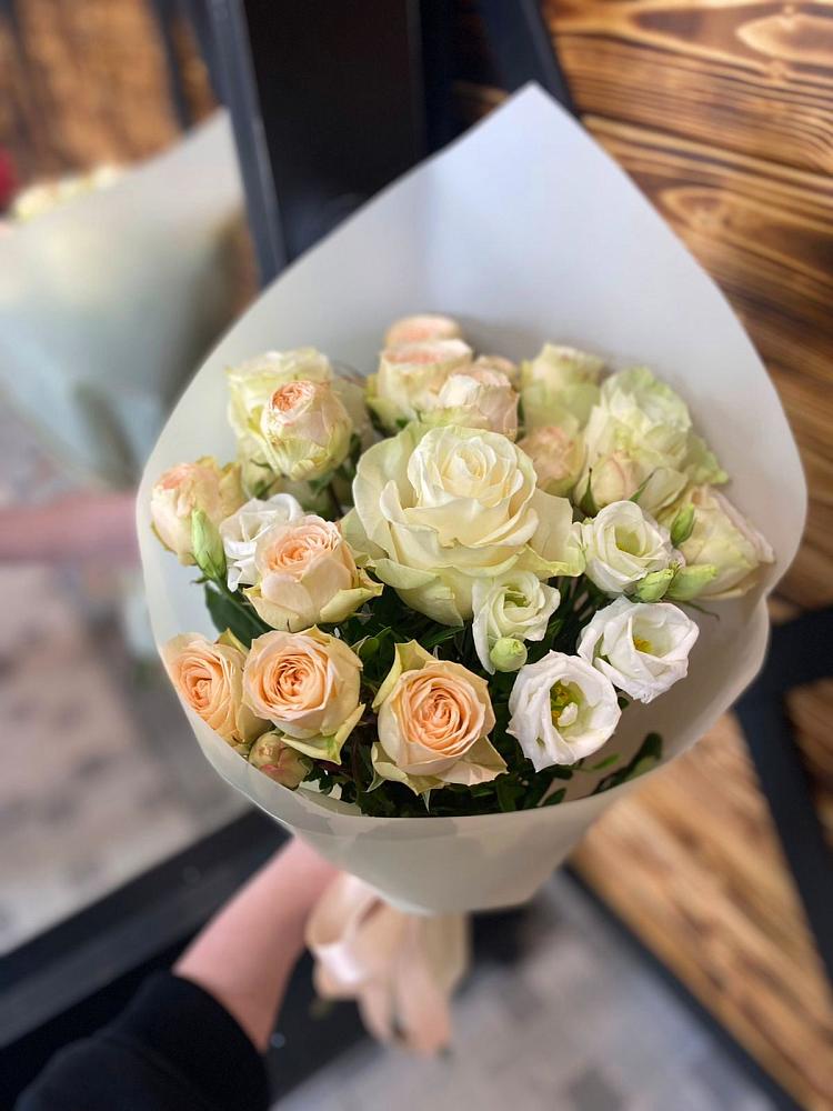 Букет Летний бриз в Ачинск Букет цветов из: Розы и Лизиантусы в Ачинск